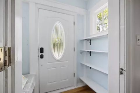 Entry Way - 52 Eagle Rd, Worcester, MA 01605 photo 2 of 6