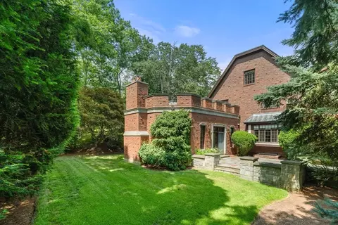 Exterior - 43 Monadnock Rd, Wellesley, MA 02481 photo 4 of 7