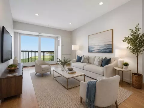 133 Commander Shea Blvd #712, Quincy, MA 02171