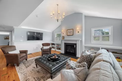 Living - 89 Gale Rd, Swampscott, MA 01907 photo 2 of 3