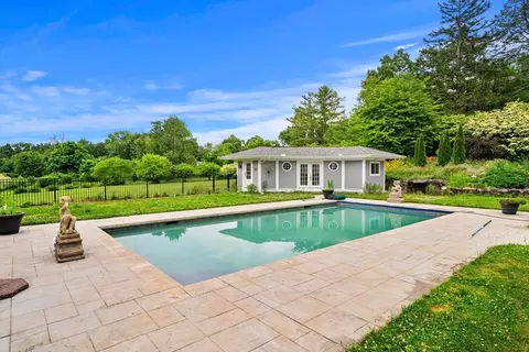 Exterior - 140 High St, Dunstable, MA 01827 photo 5 of 9