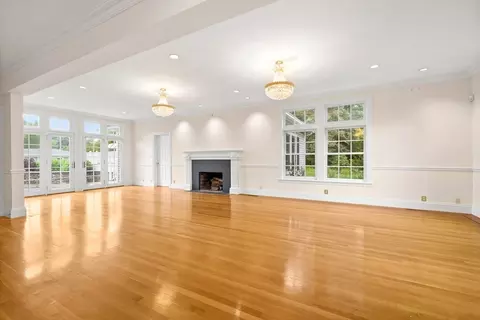 Living - 140 High St, Dunstable, MA 01827 photo 1 of 1