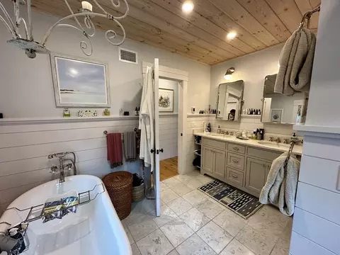 Bath - 96 Hammett Ln, Chilmark, MA 02535 photo 2 of 6