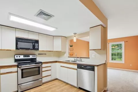 Kitchen - 4 Herbert Dr #B, Sutton, MA 01590 photo 2 of 5