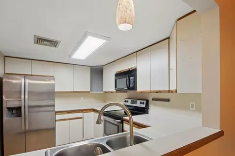 Kitchen - 4 Herbert Dr #B, Sutton, MA 01590 photo 4 of 5
