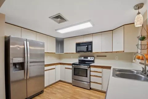 Kitchen - 4 Herbert Dr #B, Sutton, MA 01590 photo 3 of 5