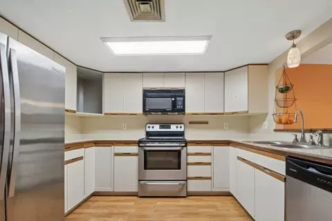Kitchen - 4 Herbert Dr #B, Sutton, MA 01590 photo 1 of 5