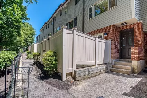 54 Regent Cir #54, Brookline, MA 02445