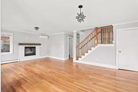 Living - 14 Willow Rd, Marblehead, MA 01945 photo 1 of 3
