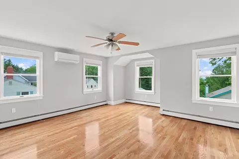 Bedroom - 14 Willow Rd, Marblehead, MA 01945 photo 1 of 5