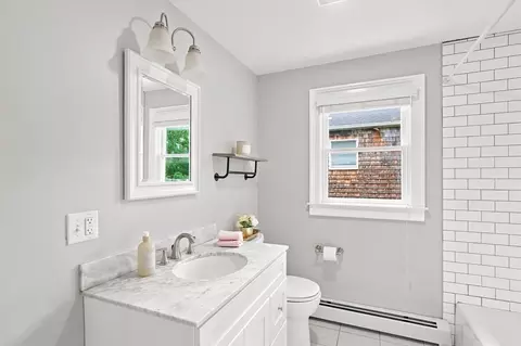 Bath - 14 Willow Rd, Marblehead, MA 01945 photo 3 of 4