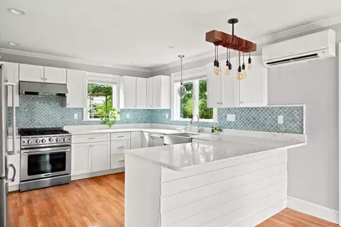 Kitchen - 14 Willow Rd, Marblehead, MA 01945 photo 4 of 5