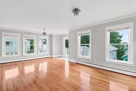Living - 14 Willow Rd, Marblehead, MA 01945 photo 2 of 3