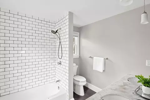 Bath - 14 Willow Rd, Marblehead, MA 01945 photo 1 of 4