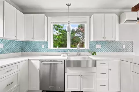 Kitchen - 14 Willow Rd, Marblehead, MA 01945 photo 1 of 5