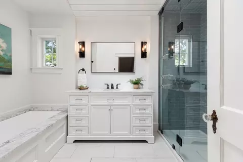 Bath - 22 Prince St, Marblehead, MA 01945 photo 2 of 4