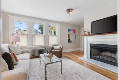 Living - 22 Prince St, Marblehead, MA 01945 photo 2 of 3