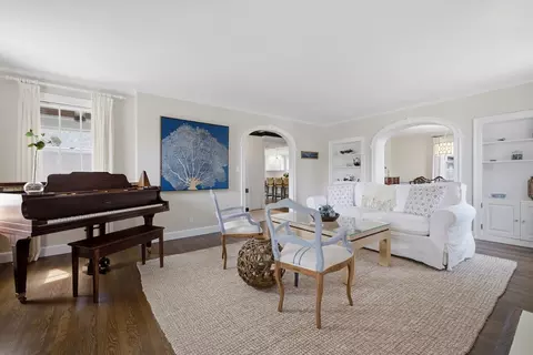 Living - 5 Coolidge Rd, Marblehead, MA 01945 photo 2 of 4
