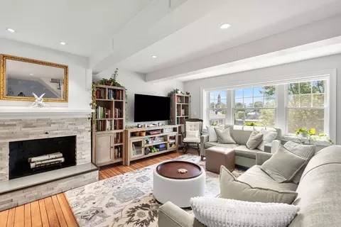 Living - 6 Colonial Ct, Marblehead, MA 01945 photo 1 of 4