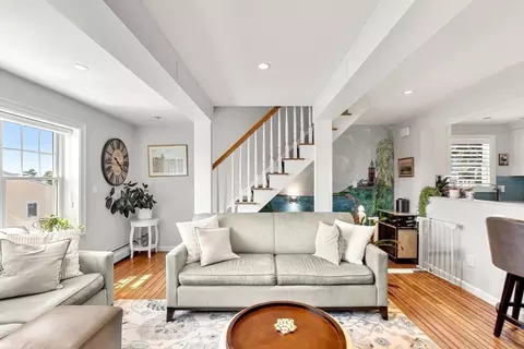 Living - 6 Colonial Ct, Marblehead, MA 01945 photo 4 of 4