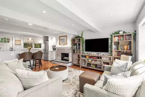 Living - 6 Colonial Ct, Marblehead, MA 01945 photo 2 of 4