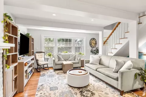 Living - 6 Colonial Ct, Marblehead, MA 01945 photo 3 of 4