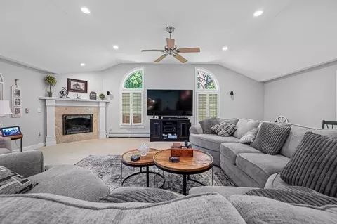 Living - 472 Central Tpke, Sutton, MA 01590 photo 2 of 3