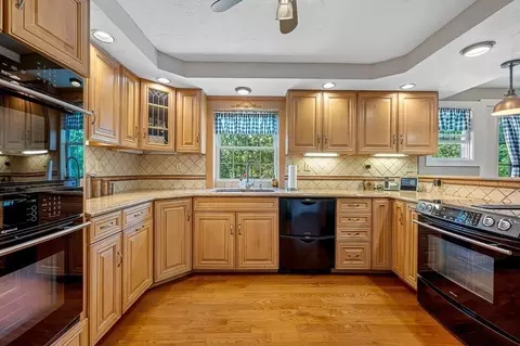 Kitchen - 472 Central Tpke, Sutton, MA 01590 photo 1 of 4