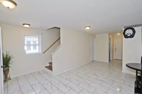 Entry Way - 175 Bloomfield St, Springfield, MA 01108 photo 2 of 3
