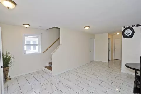 Entry Way - 175 Bloomfield St, Springfield, MA 01108 photo 1 of 1