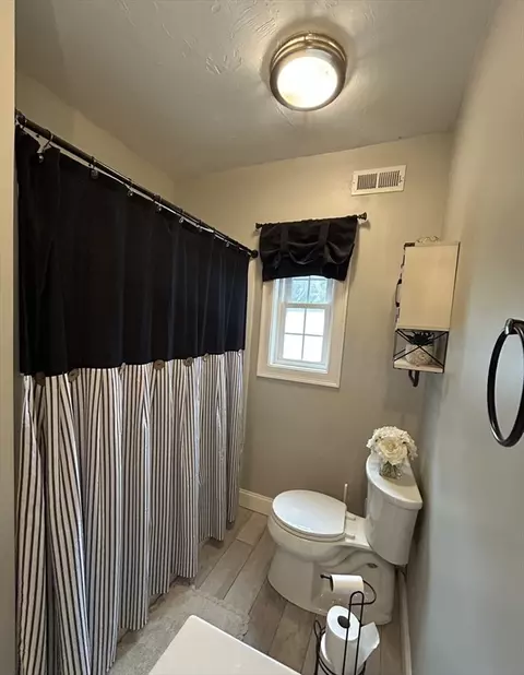 Bath - 29 Bennett St, Hudson, MA 01749 photo 2 of 4