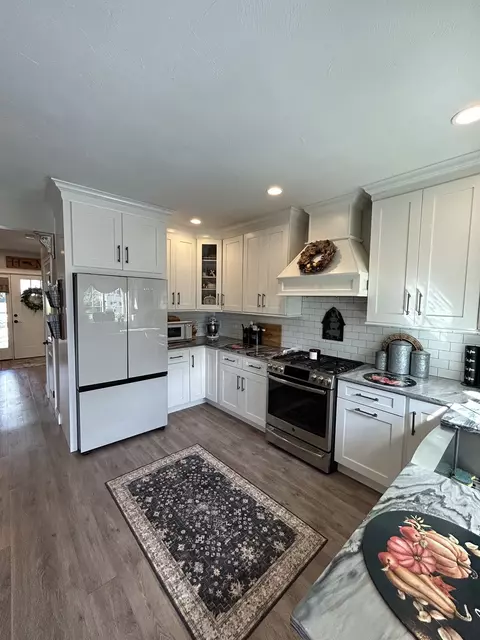Kitchen - 29 Bennett St, Hudson, MA 01749 photo 4 of 5