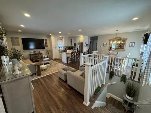 Entry Way - 29 Bennett St, Hudson, MA 01749 photo 3 of 3