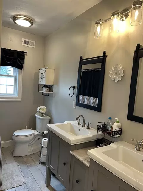 Bath - 29 Bennett St, Hudson, MA 01749 photo 1 of 4