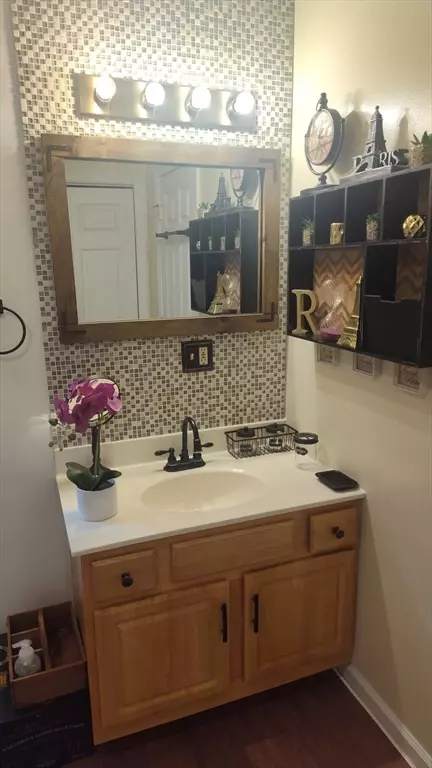 Bath - 142 Jasper, Springfield, MA 01109 photo 2 of 3