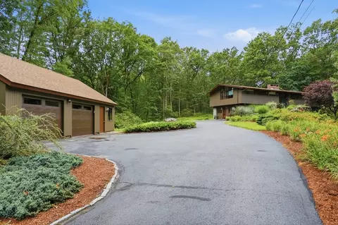 80 Evergreen Ln, Carlisle, MA 01741