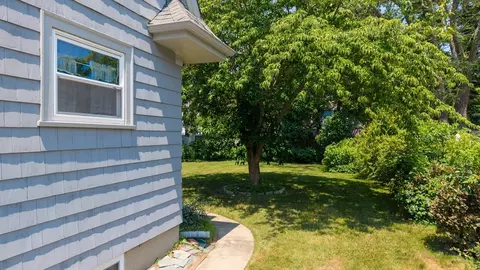 Exterior - 564 Montgomery St, Fall River, MA 02720 photo 3 of 13