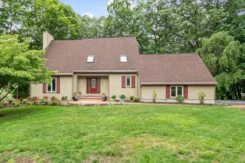 2 Autumn Hl, Leominster, MA 01453