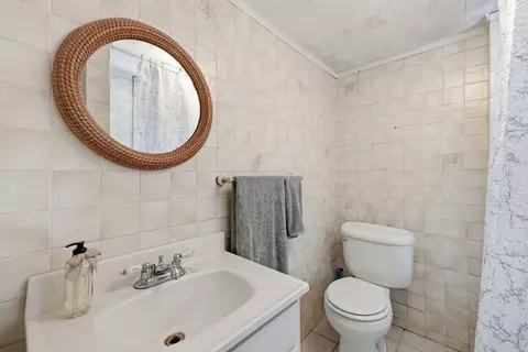 Bath - 68 Chestnut St, Franklin, MA 02038 photo 1 of 1