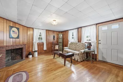 Living - 68 Chestnut St, Franklin, MA 02038 photo 1 of 2