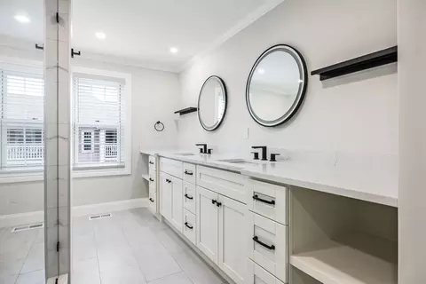 Bath - 19 Oakland Ave #19, Needham, MA 02492 photo 2 of 4