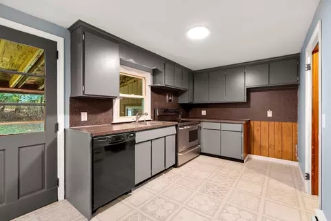 85 Keddy St, Springfield, MA 01109 photo 9