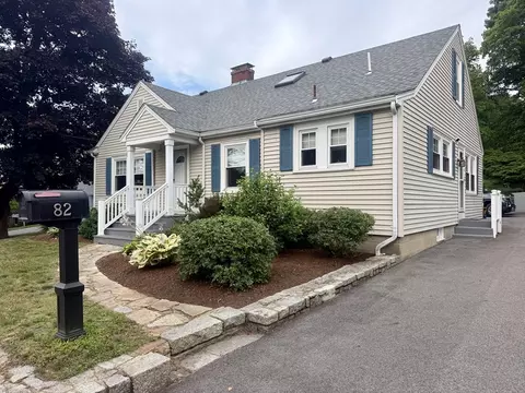 82 Main St, Rockport, MA 01966