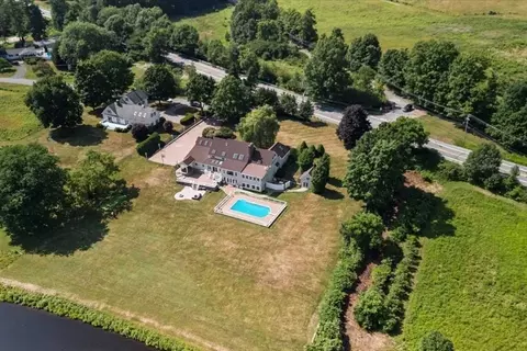 6 Lynbrook Rd, Southborough, MA 01772