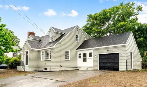 39 Mckinley Ave, Lowell, MA 01851