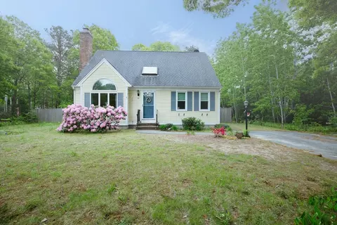95 Rockville Ave, Falmouth, MA 02536