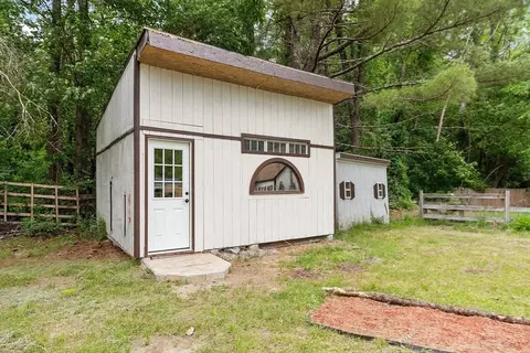 Exterior - 10 Worcester Rd, Townsend, MA 01469 photo 5 of 6