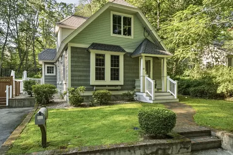 10 Mayflower Path, Wayland, MA 01778