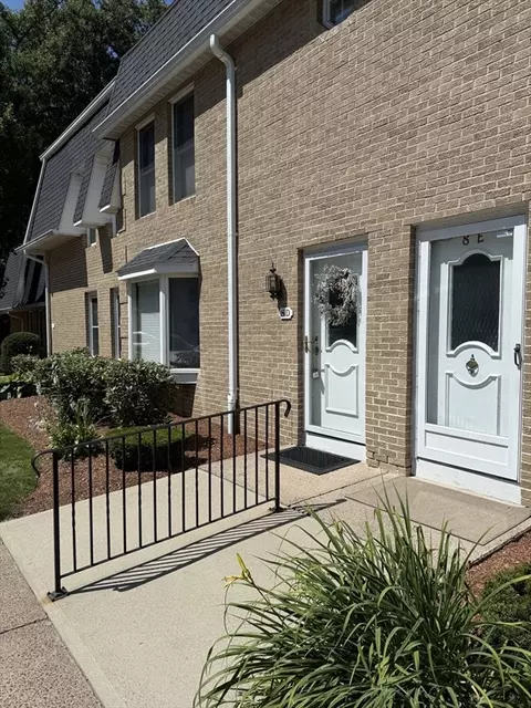 8 Mansion Woods Dr #D, Agawam, MA 01001
