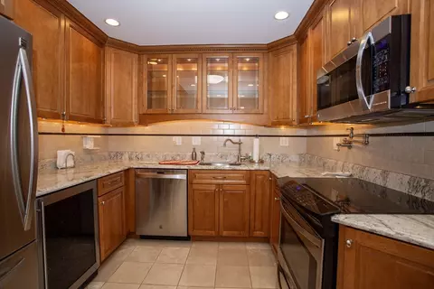 Kitchen - 2 Summitt Dr #41, Reading, MA 01867 photo 3 of 4